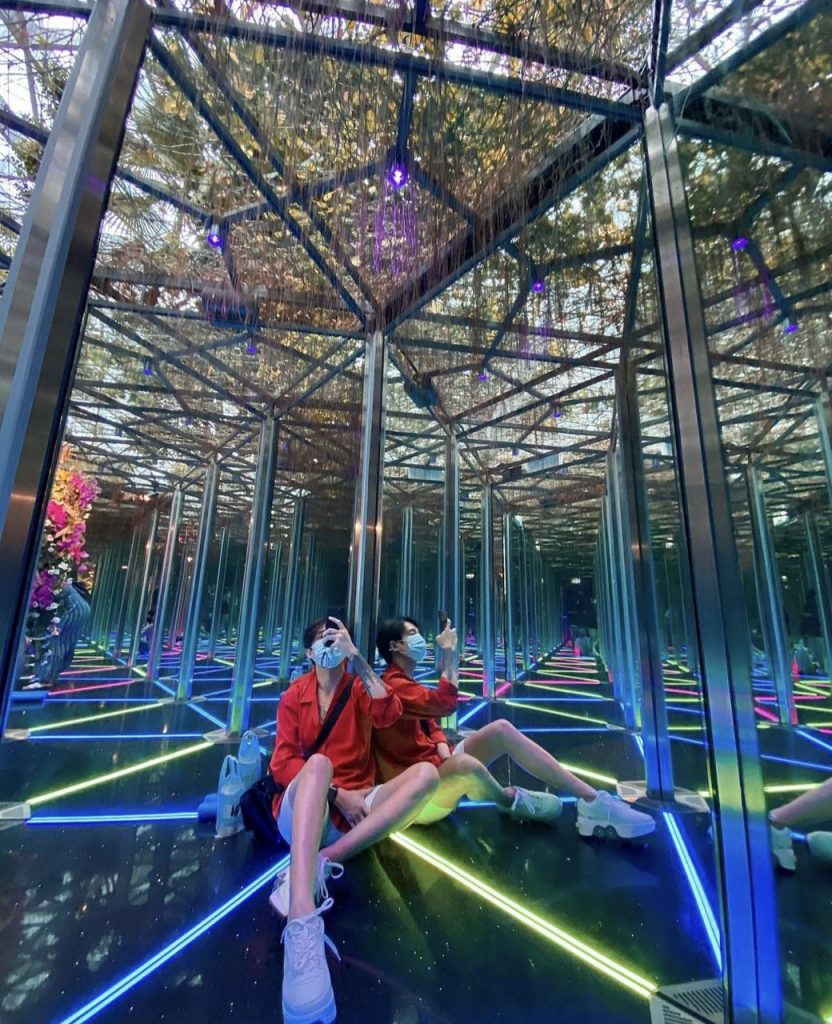 INSTAGRAMMABLE KALEIDOSCOPIC MIRROR MAZE AT JEWEL CHANGI AIRPORT! Shout