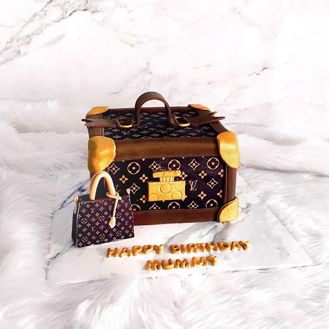 Louis Vuitton Purse And Chanel Purse Cake Picture.jpg