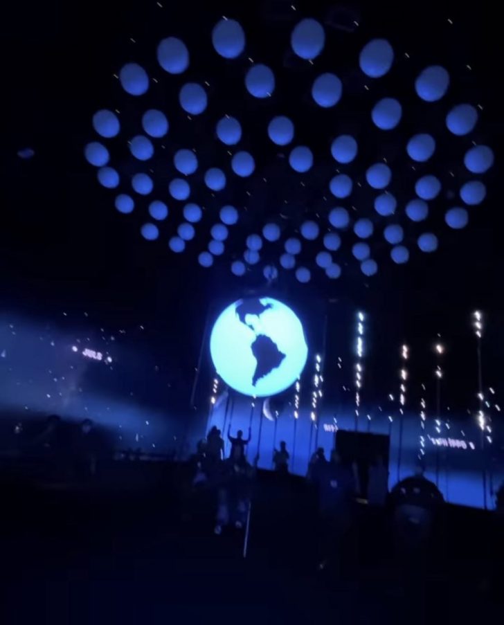 INTERACTIVE & IMMERSIVE NEON SWINGS CAMPUS GERMANY Shout