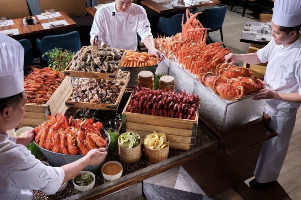 LUXURIOUS & EXTRAVAGANT SEAFOOD BUFFET SPREADS WITH CHEF’S SHOWS