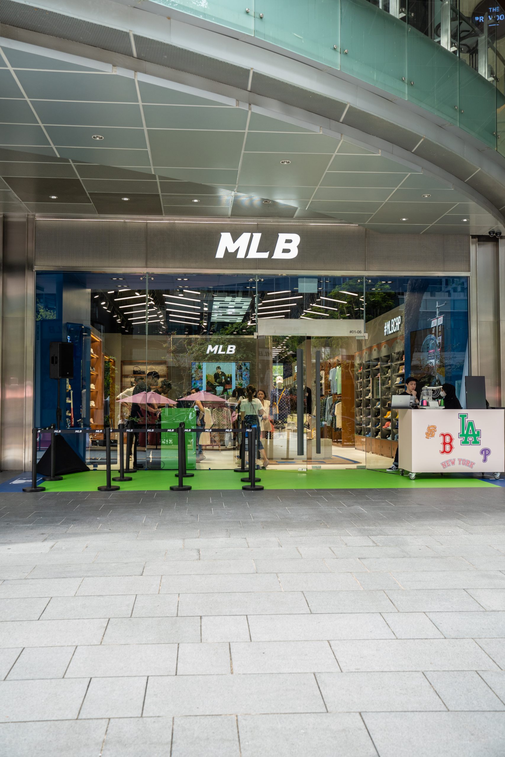 KOREAN LIFESTYLE BRAND MLB OPENS FIRST FLAGSHIP STORE AT MANDARIN GALLERY  WITH COMPLIMENTARY CUSTOMISATION SERVICES & GIFT BAGS! - Shout