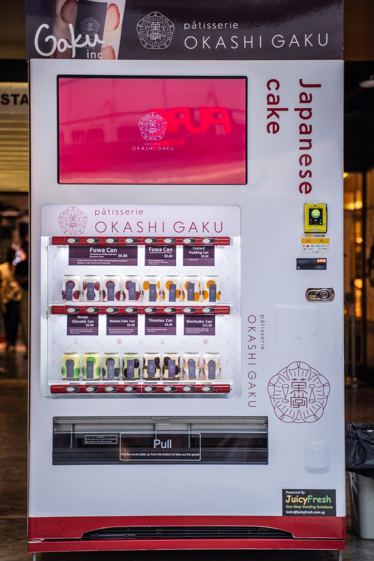 [SHOUT REVIEWS] JAPAN’S VIRAL CANNED CAKE VENDING MACHINE IN SINGAPORE! Shout