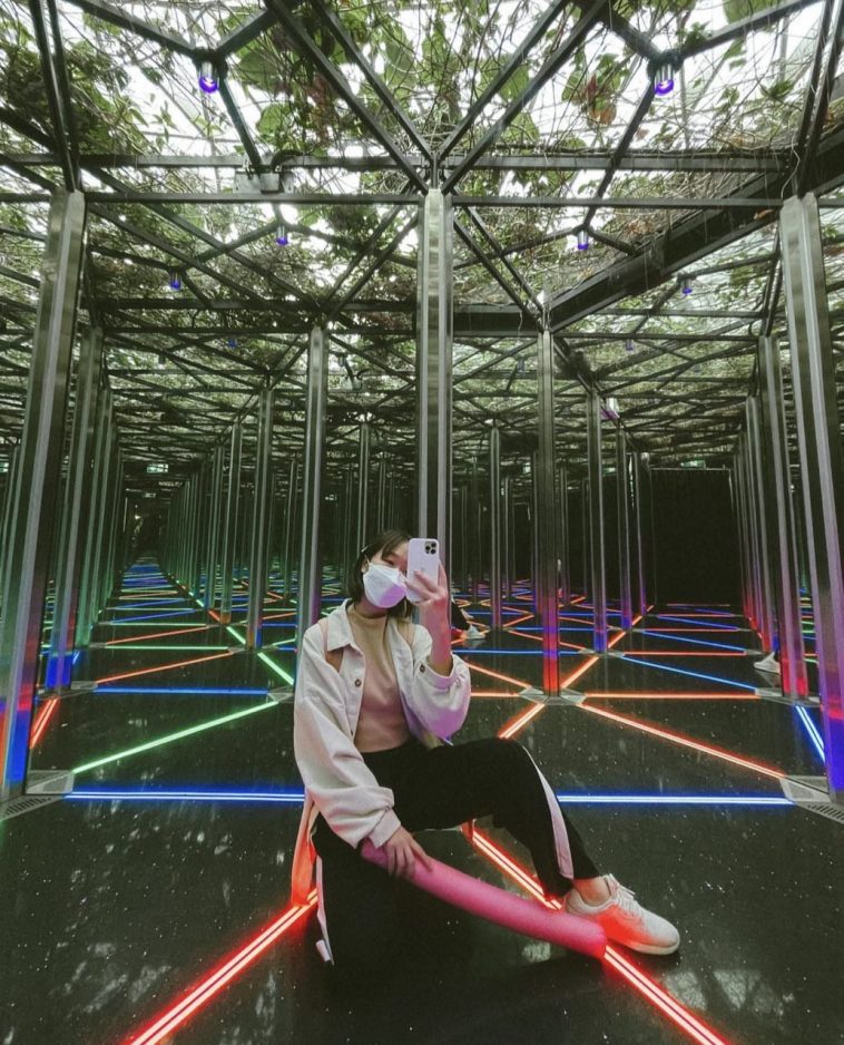 INSTAGRAMMABLE KALEIDOSCOPIC MIRROR MAZE AT JEWEL CHANGI AIRPORT! Shout