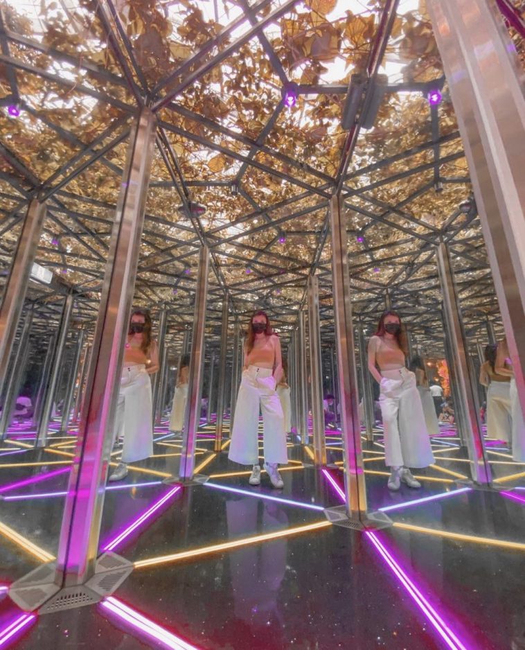 INSTAGRAMMABLE KALEIDOSCOPIC MIRROR MAZE AT JEWEL CHANGI AIRPORT! Shout