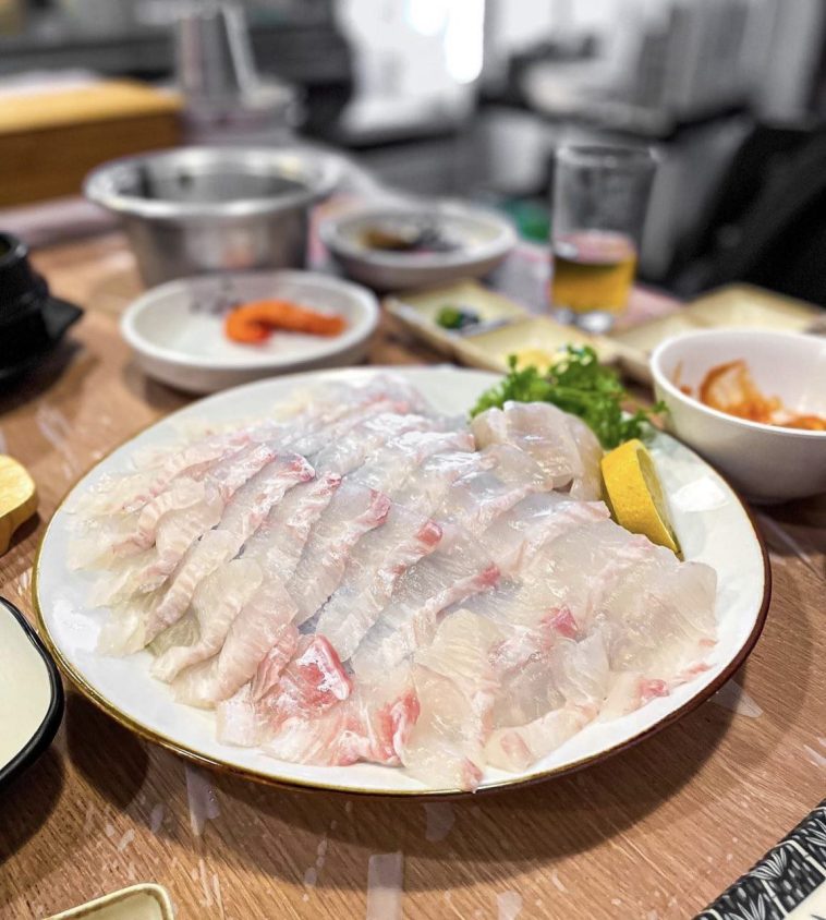 FREE LIVE TUNA CUTTING SHOW AT THIS KOREAN SEAFOOD RESTAURANT WITH