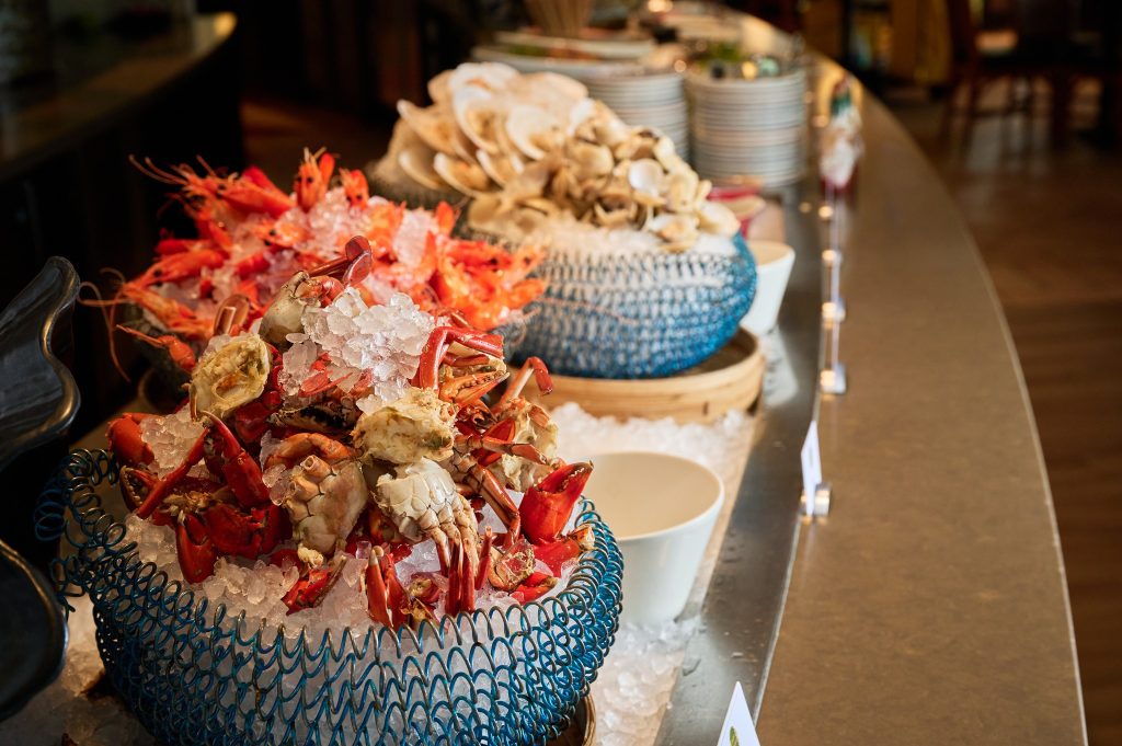 1FOR1 HALAL SEAFOOD BUFFET AT FAIRMONT SINGAPORE HAS CRABS, LOBSTERS