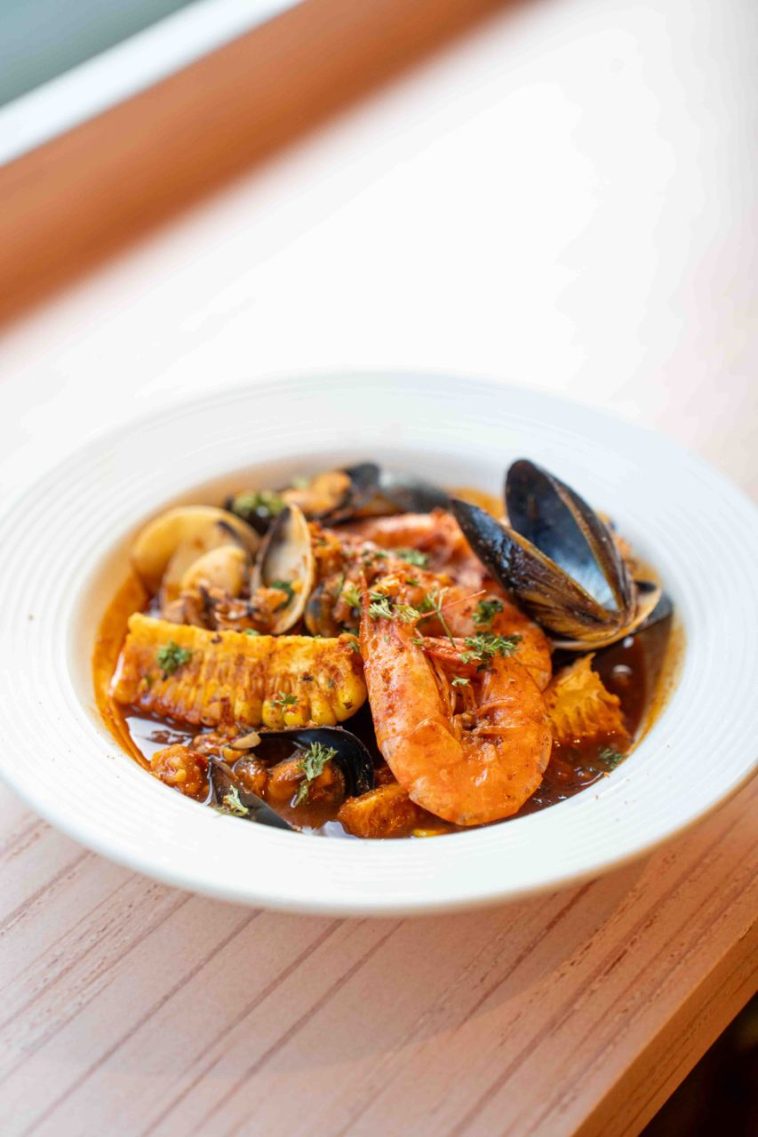 FIRSTEVER HALAL BBQ RIB SPECIALTY RESTAURANT BAR WITH BUILDYOUR OWN