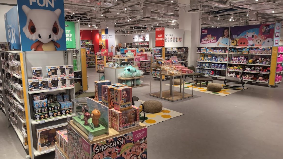 LARGEST TOYS “R” US OPENS IN VIVOCITY WITH FIRSTEVER BANDAI STORE