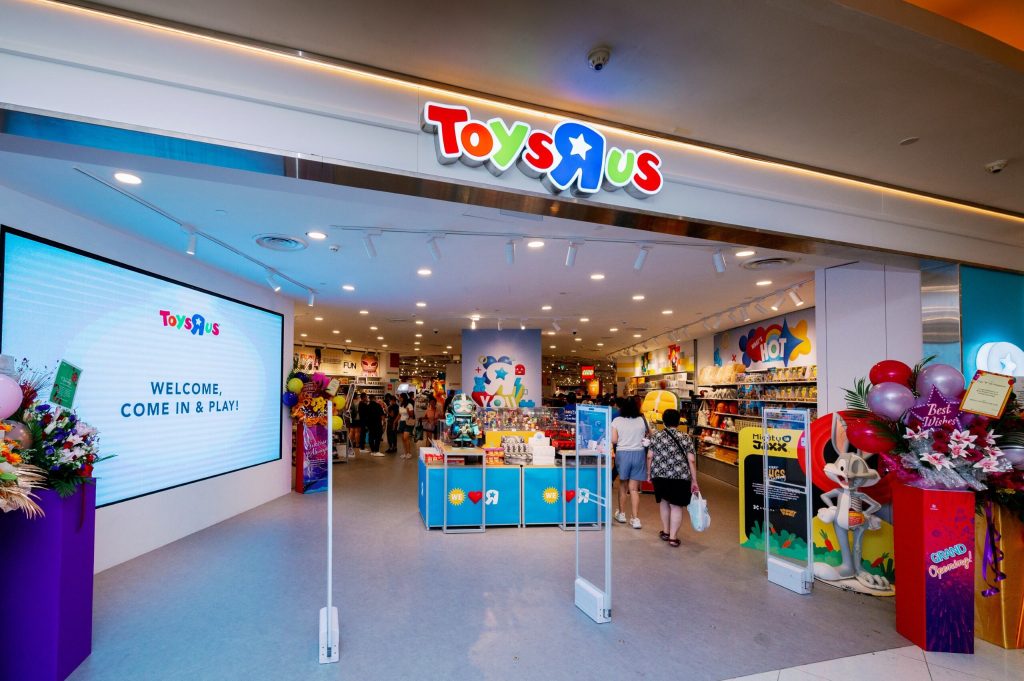 LARGEST TOYS “R” US OPENS IN VIVOCITY WITH FIRSTEVER BANDAI STORE